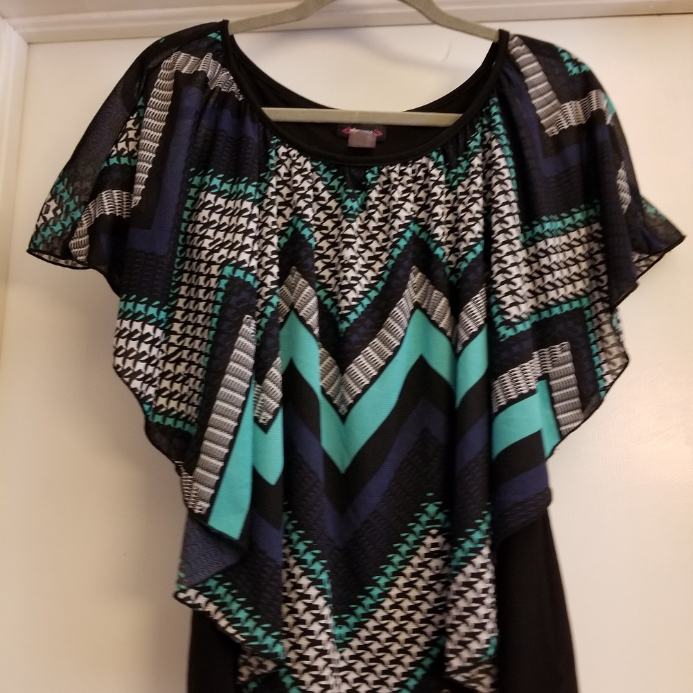 NWOT Chevron poncho style top w/black lining